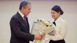 Вячеслав Гладков вручил губернаторские стипендии школьникам в номинации «Культура» 