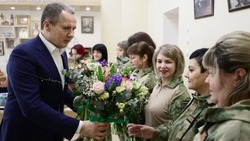 Вячеслав Гладков поздравил участниц белгородской территориальной самообороны с наступающим 8 марта