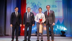 Вячеслав Гладков вручил паспорта 14 юным жителям Корочанского района