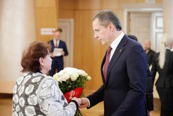 Вячеслав Гладков вручил Ордена Мужества родным военнослужащих