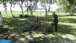 Депутат земского собрания помог благоустроить детскую площадку в Яблоново