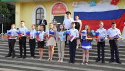 Юные корочанцы получили паспорта в День флага России
