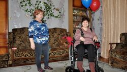Юная корочанка из села Короткое получила в подарок новую кресло-коляску