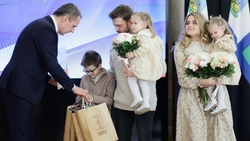 Вячеслав Гладков – о вручении денежных сертификатов молодым семьям 