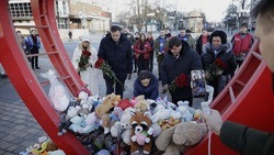 Вице-спикер Госдумы РФ Анна Кузнецова возложила цветы к мемориалу в память о погибших белгородцах