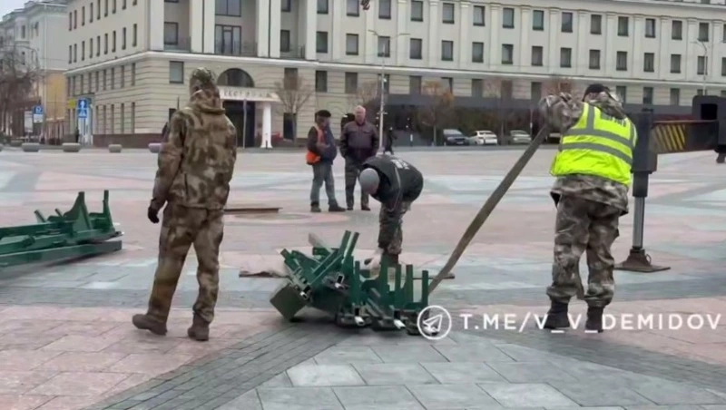 Специалисты приступили к установке новогодней ели в Белгороде