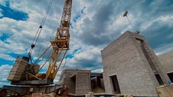 Строители завершили кладку стен первого этажа культурно-спортивного центра в селе Погореловка