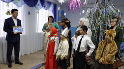 Воспитанники Центра социальной помощи «Семья» получили подарки от Деда Мороза