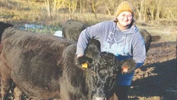 «Коровки любят ласку». Соцконтракт помог семье Цапковых увеличить поголовье КРС