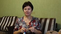 С символикой триколора. Светлана Подлегаева вяжет тёплые носки для военнослужащих