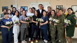 Вячеслав Гладков: «Поздравил с наступающим Международным женским днём сотрудниц госпиталя»