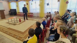 Сотрудники МЧС провели урок безопасности в детском саду села Алексеевка Корочанского района 