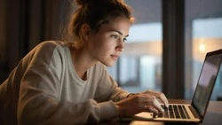 Самозанятые получат право на оплачиваемый больничный с 2026 года