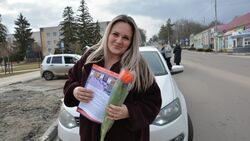 Корочанские автоледи получили цветы в преддверии 8 марта