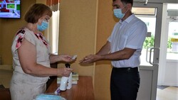 Директор школы Александр Кийков проголосовал одним из первых в Корочанском районе