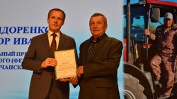 Вячеслав Гладков вручил награды белгородским аграриям