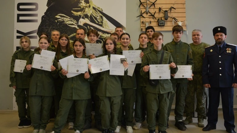 В центре военно-патриотической подготовки «Воин» курсантам вручили сертификаты об обучении