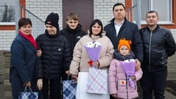 Николай Нестеров вручил ключи от нового жилья в селе Афанасово семье с ребёнком-инвалидом