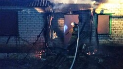 Летняя кухня загорелась в Заячьем Корочанского района