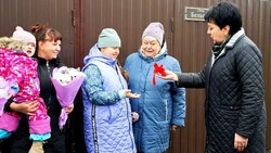 Корочанские власти вручили ключи от нового дома семье с ребёнком-инвалидом