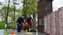 Корочанские власти возложили цветы к Вечному огню в парке Памяти и Славы