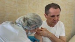 Вячеслав Гладков вместе с супругой вакцинировались от гриппа 