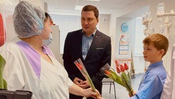 Глава Корочанского района поздравил  сотрудниц больницы и ЕДДС с 8 марта