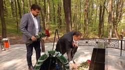 Вячеслав Гладков возложил цветы к могиле неизвестного лётчика