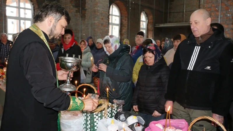 В храме Александра Невского в корочанской Поповке прошло первое богослужение 