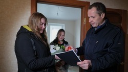 Вячеслав Гладков поздравил девять семей из приграничья с новосельем 