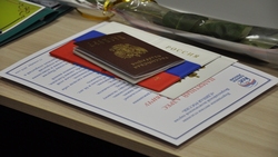 Юные корочанцы получили паспорта в канун Дня флага Белгородской области