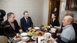 Вячеслав Гладков и Василий Умнов лично поздравили семьи защитников Отечества