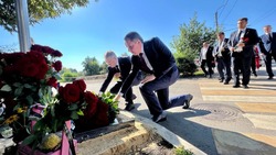 Вячеслав Гладков вместе со ставропольской делегацией возложил цветы к народному мемориалу 