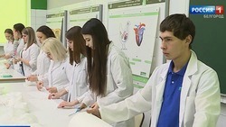 Корочанские студенты изготавливают медицинские пакеты для военнослужащих