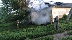 Пожарные потушили загоревшееся здание в Корочанском районе 10 июня