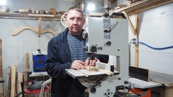 Деревянных дел мастер. Корочанец открыл своё дело благодаря соцконтракту