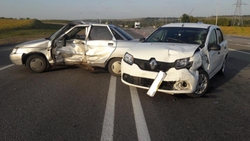 Два легковых автомобиля столкнулись в Корочанском районе