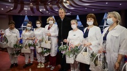 Вячеслав Гладков поздравил сотрудников и мам перинатального центра с Новым годом 