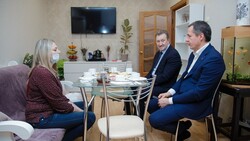Вячеслав Гладков в неформальной обстановке встретился с близкими погибшего в Чечне офицера