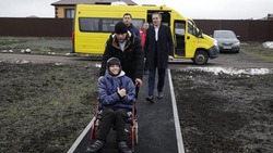 Вячеслав Гладков вручил ключи от жилья семьям с детьми-инвалидами в Корочанском районе