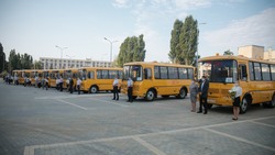 Вячеслав Гладков вручил ключи от нового школьного транспорта водителям Корочанского района