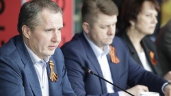 Вячеслав Гладков: более 100 волонтёрских групп занимаются плетением маскировочных сетей