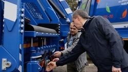 Вячеслав Гладков лично осмотрел новые 73 единицы спецтехники для вывоза ТКО