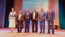 Николай Нестеров наградил почетных жителей Корочанского района