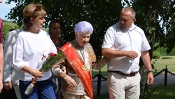 Ветеран Мария Рохлина возложила цветы на братскую могилу воинов в Корочанском районе
