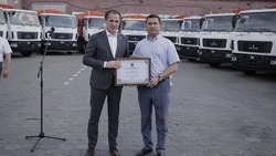 Вячеслав Гладков вручил главам 16 муниципалитетов сертификаты на новую коммунальную технику 