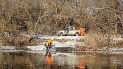 Спасатели отработали действия по оказанию помощи провалившимся под лёд людям