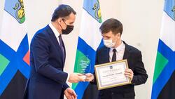 Вячеслав Гладков вручил стипендии для поддержки одарённых и талантливых детей