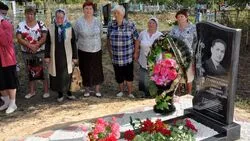 Живая память. В Большой Халани открыли памятник врачу Степану Старосельцеву