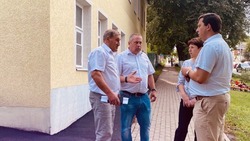 Глава Корочанского района проверил ход ремонтных работ многоквартирных домов